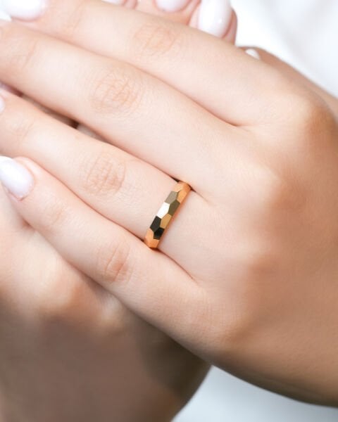 14 Ayar Altın Prizma Yüzeyli Kadın Alyans