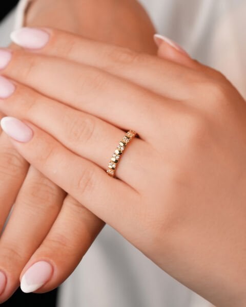 14 Ayar Altın Sıra Taşlı Yüzük