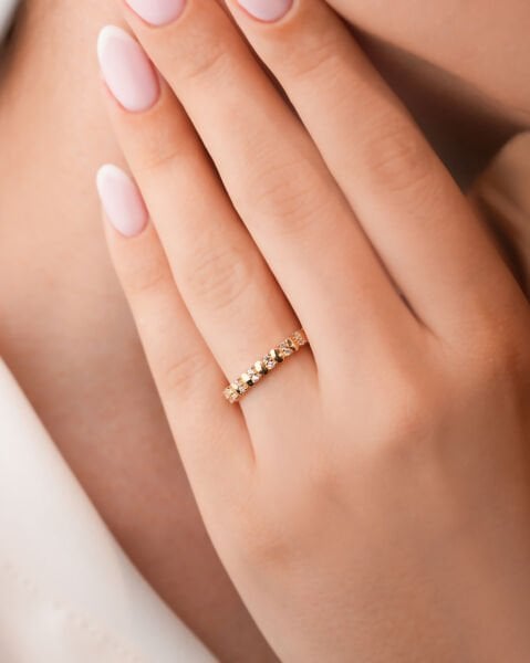 14 Ayar Altın Sıra Taşlı Yüzük