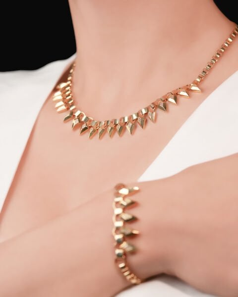 14 Ayar Altın Taşlı Üçgen Tasarım Kolye