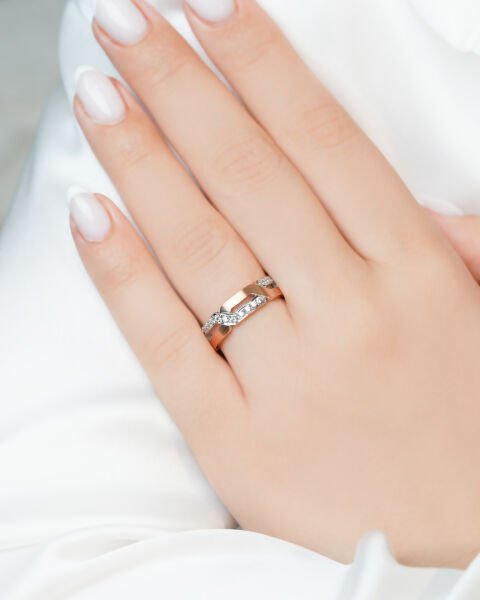 14 Ayar Altın Sarmal Model Taşlı Kadın Alyans