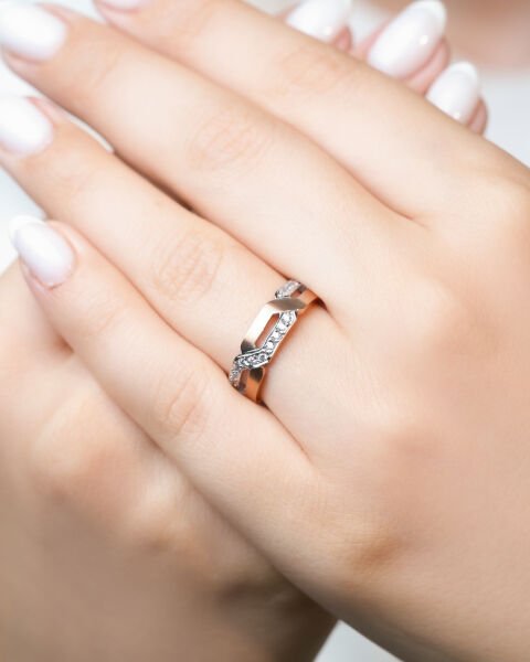 14 Ayar Altın Sarmal Model Taşlı Kadın Alyans