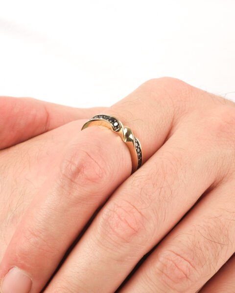 14 Ayar Altın Siyah Zirkon Taşlı Sarmal Model Erkek Yüzük