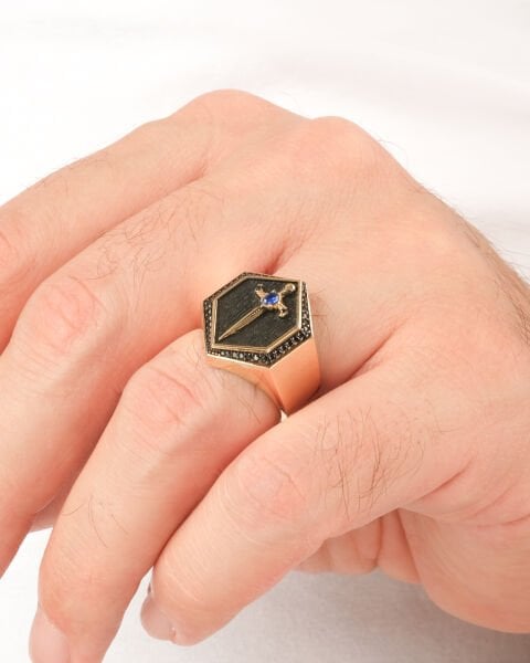 14 Ayar Altın Safir Taşlı Kılıç Figürlü Erkek Yüzük