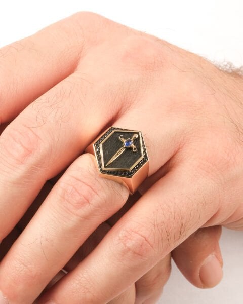 14 Ayar Altın Safir Taşlı Kılıç Figürlü Erkek Yüzük