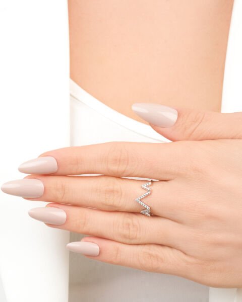 14 Ayar Beyaz Altın Taşlı Ritim Yüzük