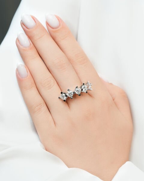 2.11 Karat Beştaş Pırlanta Yüzük