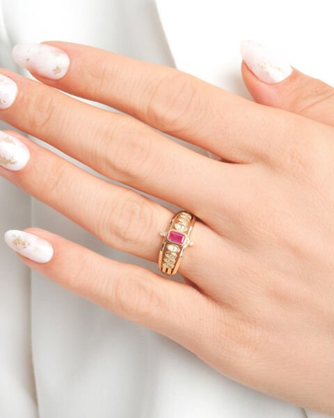 14 Ayar Altın Kırmızı Taşlı Taç Formlu Yüzük