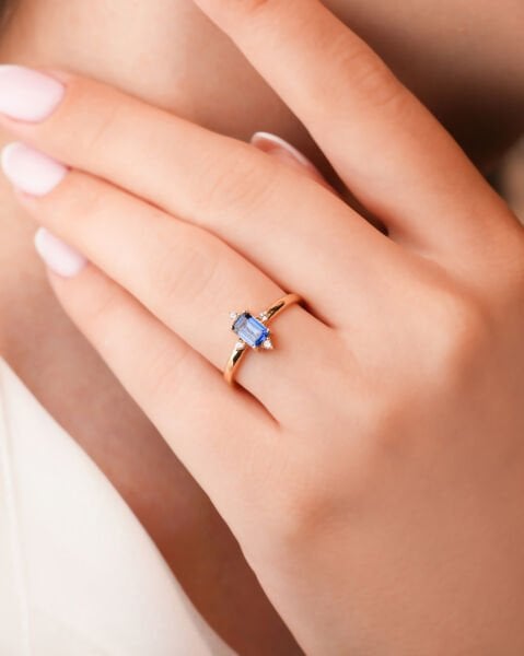 14 Ayar Altın Dikdörtgen Kesim Mavi Taşlı Yüzük