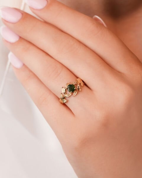 14 Ayar Altın Yaprak Motifli Yeşil Taşlı Yüzük