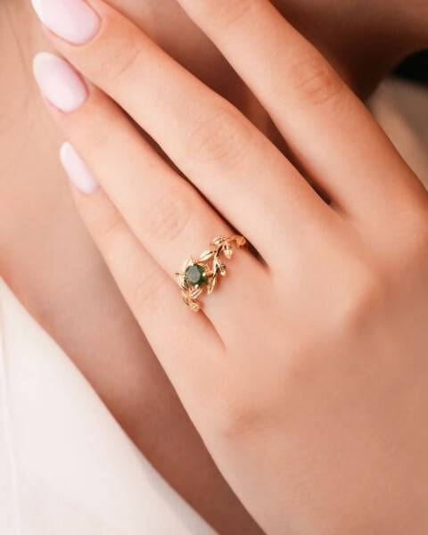 14 Ayar Altın Yaprak Motifli Yeşil Taşlı Yüzük