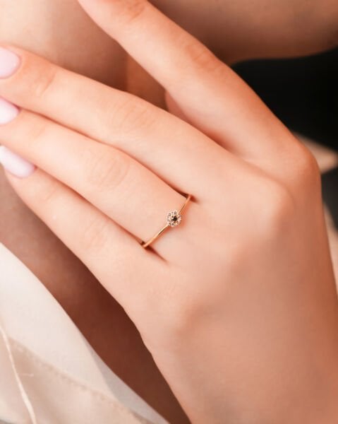 14 Ayar Altın Taşlı Çiçek Yüzük