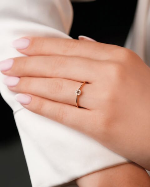 14 Ayar Altın Tek Taş Görünümlü Zarif Yüzük