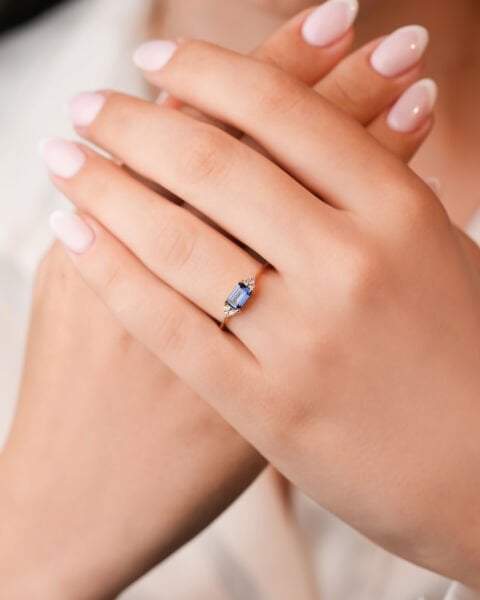 14 Ayar Altın Baget Kesim Mavi Taşlı ve Pırlanta Detaylı Yüzük