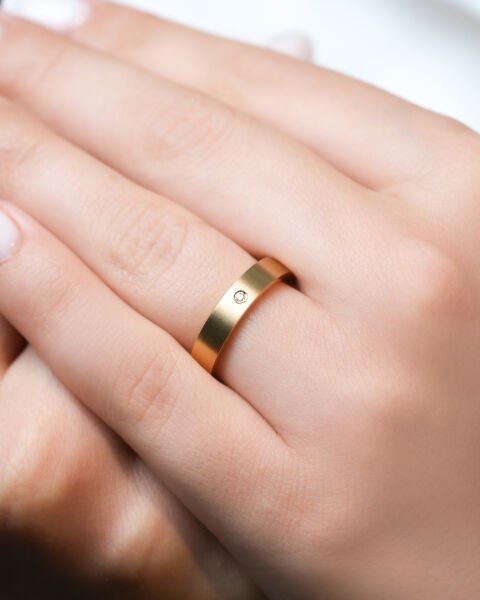 14 Ayar Altın Taşlı Mat Kadın Alyans