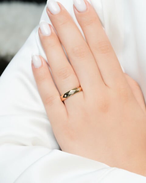 14 Ayar Altın Taşlı Prizma Model Kadın Alyans