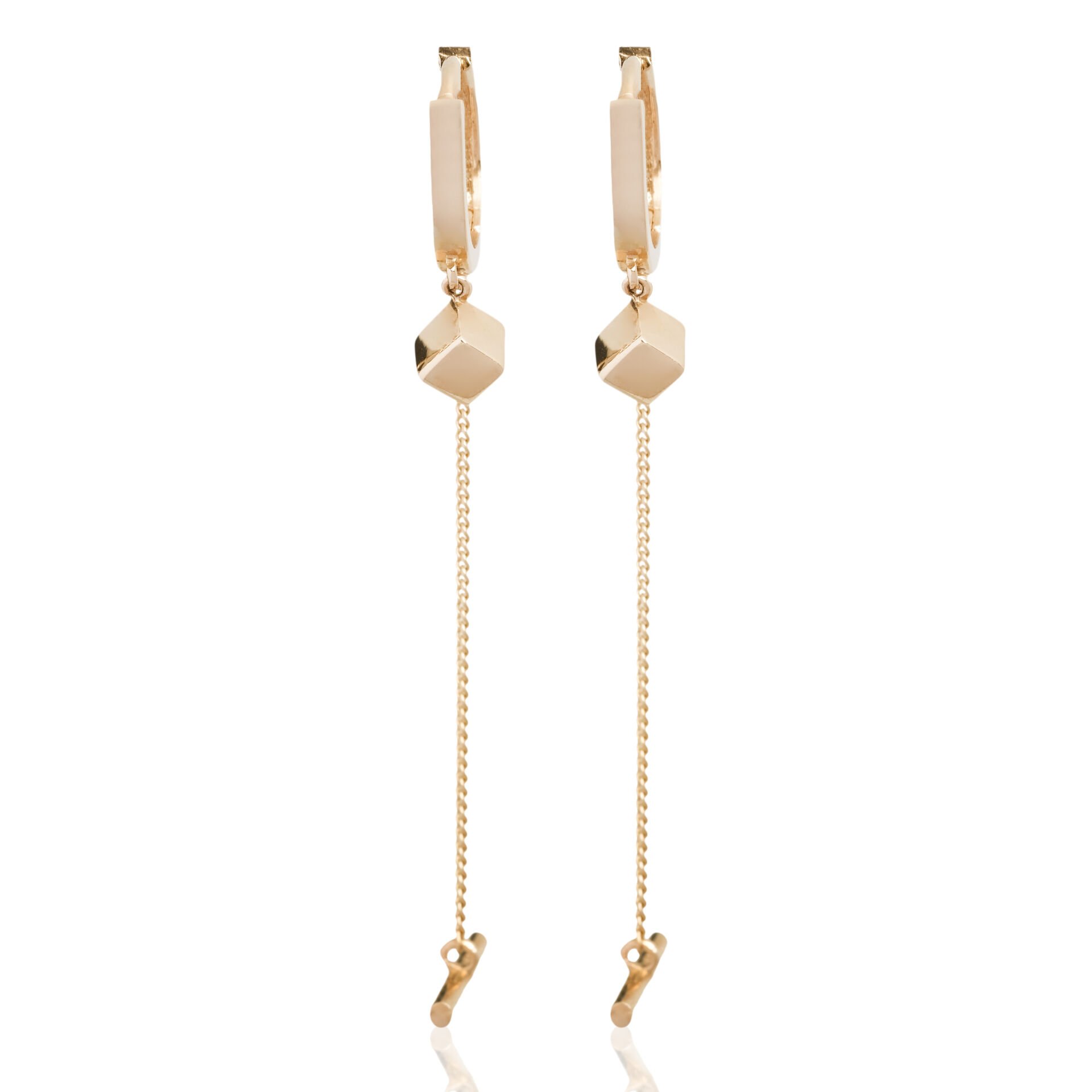 14 Ayar Altın Küp Figürlü Sallantılı Zincir Küpe – Minimal ve Şık Tasarım