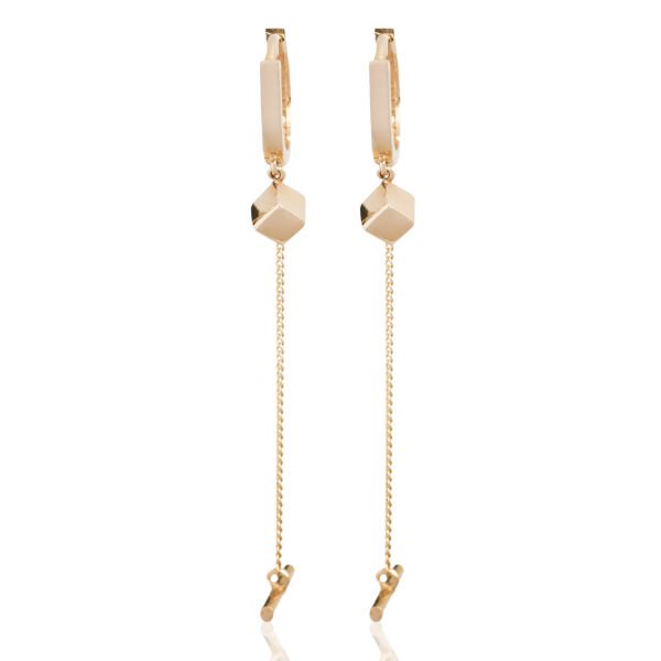 14 Ayar Altın Küp Figürlü Sallantılı Zincir Küpe – Minimal ve Şık Tasarım