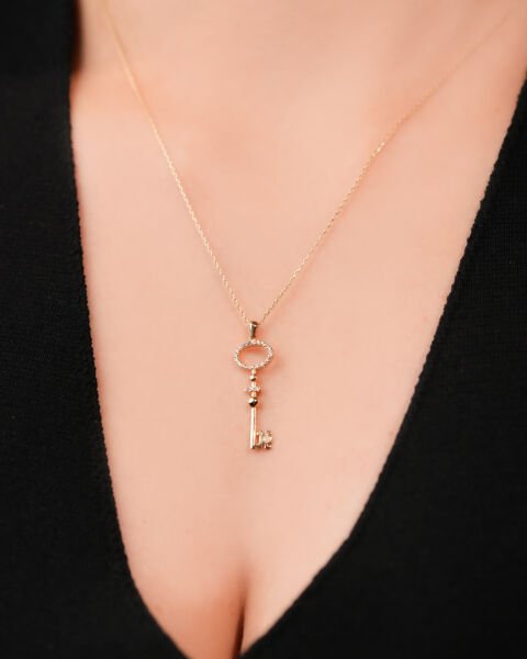 14 Ayar Altın Büyük Anahtar Figürlü Taş Detaylı Kolye