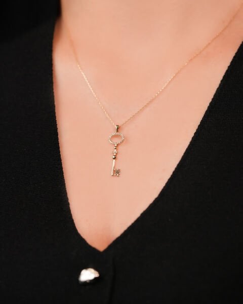 14 Ayar Altın Anahtar Figürlü Taşlı Kolye