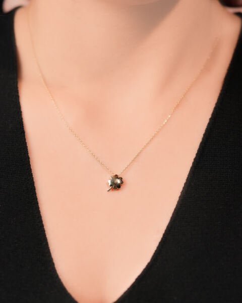 14 Ayar Altın Minimal Bombeli Yonca Figürlü Kolye