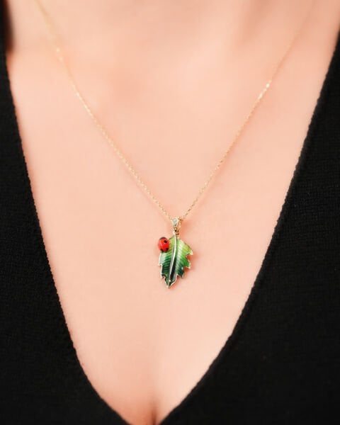 14 Ayar Altın Yeşil Mineli Yaprak ve Uğur Böceği Kolye